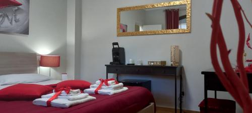 a hotel room with two towels on a bed at B&B LE BACETTE in Caprarola
