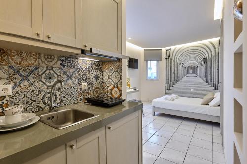 uma cozinha com um lavatório e uma sala de estar em Prime Room in Heraklion Center em Iráclio