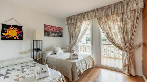 1 dormitorio con 2 camas y ventana en Villa de la Acacia Gójar by Ruralidays, en Gójar