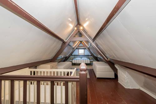 Zimmer mit einem Dach mit einem Bett und einer Treppe in der Unterkunft Drie Wijzen in Zierikzee