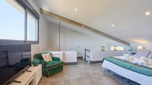 ein Schlafzimmer mit einem Bett, einem Sofa und einem Stuhl in der Unterkunft Casa Prado Arcos de la Frontera by Ruralidays in Arcos de la Frontera