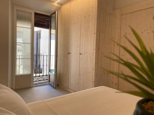 a bedroom with a door leading to a balcony at IBSEN Almagro in Almagro