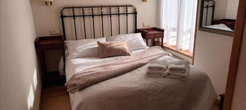 1 dormitorio con 1 cama con 2 toallas en Hotel valle de lago, en Valle de Lago
