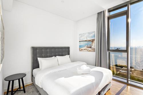 Postel nebo postele na pokoji v ubytování Phenomenal 2BR with Scenic Sea-View from ALL rooms!