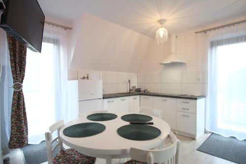 Η κουζίνα ή μικρή κουζίνα στο Apartamenty Magiczny Kącik