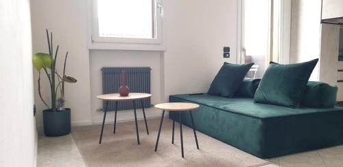 a living room with a couch and a table at Venezia & Treviso Design apartment by Anthea Homes in Casièr