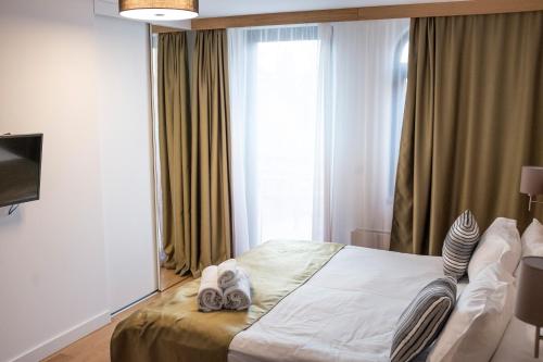 a hotel room with a bed and a window at Prenoćište restoran Bukulja in Arandjelovac