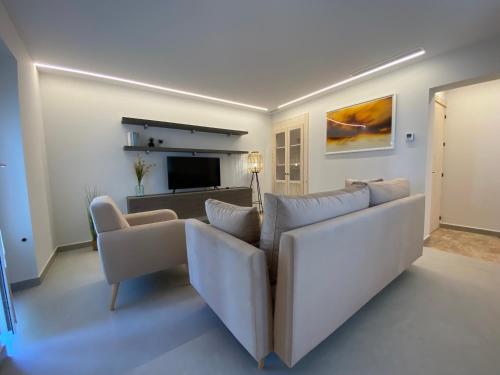 a living room with a couch and a television at IBSEN Almagro in Almagro