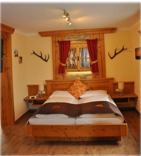 a bedroom with a large bed in a room at Bauer & Wirt Langthaler in Emmersdorf an der Donau