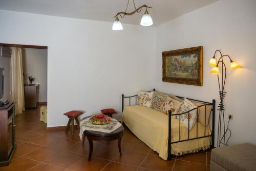 Sala de estar con cama y mesa en Cottage home at South Chania, en Grigorianá