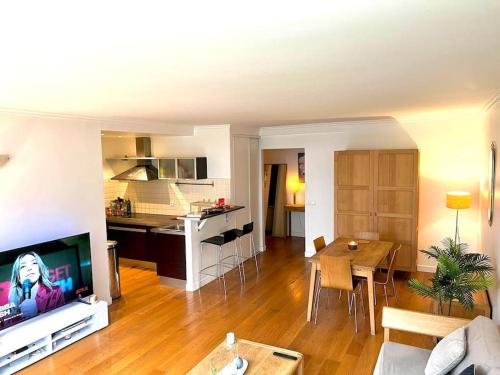 un salon avec une cuisine et une salle à manger dans l'établissement Champs Élysées-Belle terrasse, luxueux appartement, à Paris