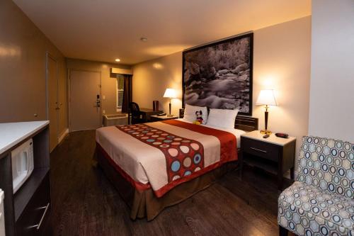 een hotelkamer met een groot bed en een bank bij Super 8 by Wyndham Anaheim/Disneyland Drive in Anaheim