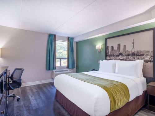 Postel nebo postele na pokoji v ubytování Super 8 by Wyndham Toronto East ON