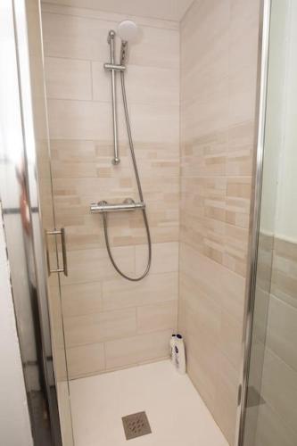 La salle de bains est pourvue d'une douche, de toilettes et d'une porte en verre. dans l'établissement Parfum Rose, à Grasse