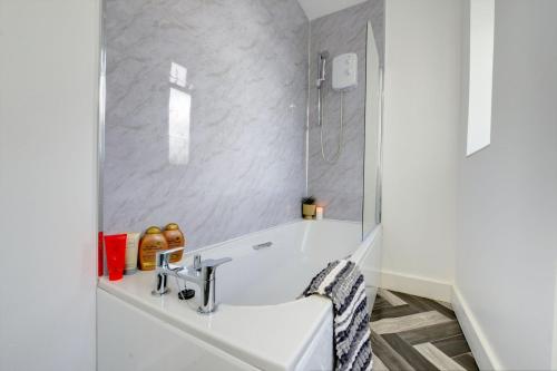 a bathroom with a sink and a shower at Coventry Comfy Apartment, Private Entrance, Sleeps 4, Free Parking, by EMPOWER HOMES in Coventry