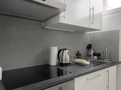 a kitchen with a sink and a counter top at Zentral gelegene Studios in Osnabrück