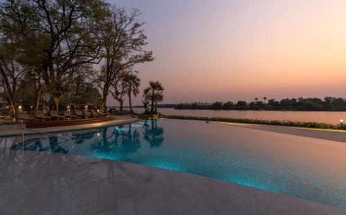 - une piscine avec vue sur le lac dans l'établissement Radisson Blu Mosi-oa-Tunya Livingstone Resort, à Livingstone