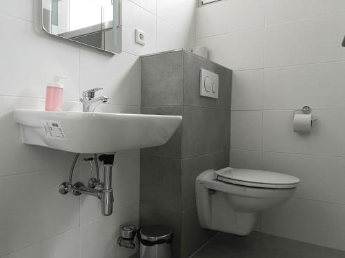 a bathroom with a sink and a toilet at Zentral gelegene Studios in Osnabrück