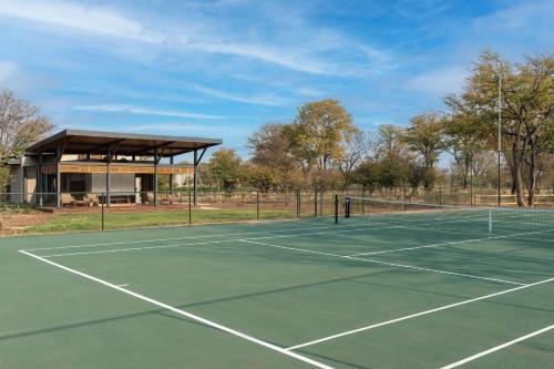 Tenis dan/atau kemudahan skuasy di Radisson Blu Mosi-oa-Tunya Livingstone Resort atau berdekatan