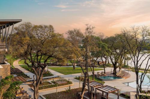 Kolam renang di atau dekat dengan Radisson Blu Mosi-oa-Tunya Livingstone Resort