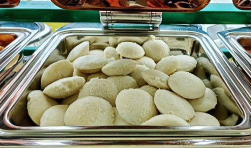 um recipiente cheio de biscoitos redondos em exposição em Napier Heritage By Velvet Hotels em Cochin