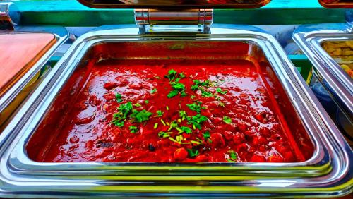 um recipiente de molho vermelho em uma pia em Napier Heritage By Velvet Hotels em Cochin