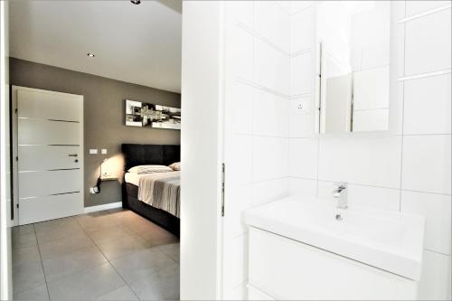 een badkamer met een wastafel en een slaapkamer bij Villa Alex Exclusive in Poreč