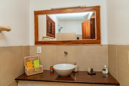 y baño con lavabo y espejo. en Camozen Resort & Spa, en Camocim