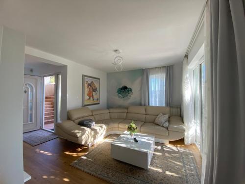 Ein Sitzbereich in der Unterkunft Apartments Villa BEAUTY PORTOROŽ