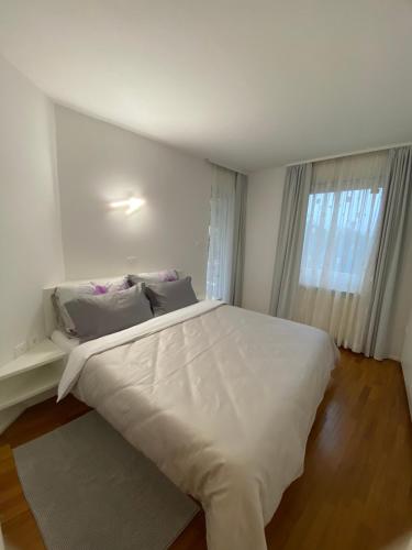 Ein Bett oder Betten in einem Zimmer der Unterkunft Apartments Villa BEAUTY PORTOROŽ