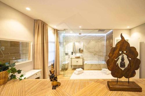 Cette grande chambre comprend une salle de bains pourvue d'une douche et d'une baignoire. dans l'établissement Dindurra Apartamento, à Gijón