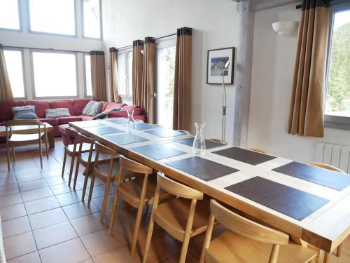 un salon avec une table et quelques chaises dans l'établissement Chalet Courchevel La Tania - 14 personnes - 7 chambres 7 salles de bains - 40 m des pistes, à Courchevel