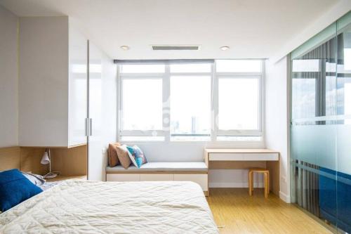 Ένα ή περισσότερα κρεβάτια σε δωμάτιο στο The Rixx Stylish Apartment - Ben Thanh/gym/pool/bar