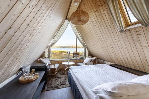 Tykkimäki Resort في كووفولا: غرفة نوم صغيرة بها سرير ونافذة