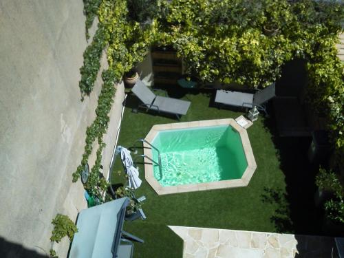 an overhead view of a swimming pool in a yard at L'ORANGERIE Chambres d'hotes de charme in Valros