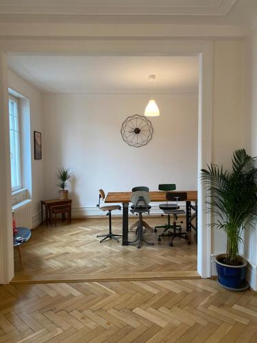 une salle à manger avec une table et des chaises dans l'établissement Hop l’appart, à Colmar