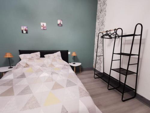 - une chambre avec un lit et 2 tables avec des lampes dans l'établissement La Coquette Albigeoise - Maison Albi centre rénovée - WIFI - Vue - Jardin, à Albi