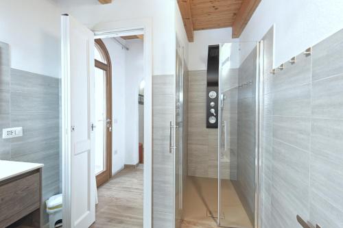 W łazience znajduje się szklana kabina prysznicowa i umywalka. w obiekcie Villa Isola Rossa w mieście Isola Rossa