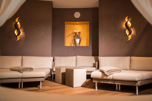 a waiting room with a bunch of couches and flowers at Göbels Schlosshotel "Prinz von Hessen" in Friedewald
