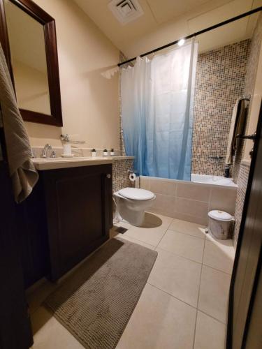 y baño con aseo, lavabo y ducha. en Burj Dubai Area - 5min Walk - Luxury 2 Bedroom Apartment, en Dubái