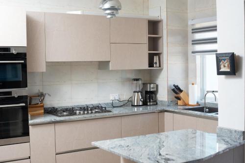 Dapur atau dapur kecil di 3-Bedroom Apartment in Tema - Chez Akwasi