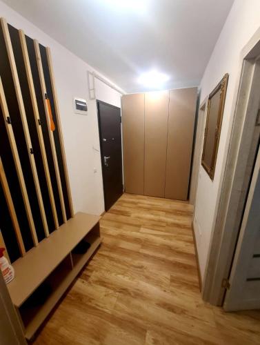 Zimmer mit einem Flur mit Holzböden und Schließfächern in der Unterkunft RANGA Green Studio in Bukarest