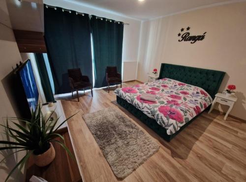 ein Schlafzimmer mit einem Bett und einem TV in der Unterkunft RANGA Green Studio in Bukarest