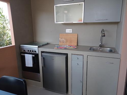 a small kitchen with a sink and a stove at Casa sol Origo Mare in Lajares