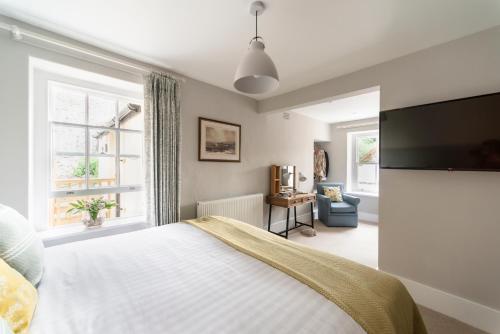 ein Schlafzimmer mit einem Bett und einem großen Fenster in der Unterkunft The Porlock Weir Hotel in Porlock