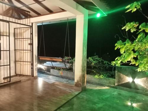 Sunrise Eco Resort في ماتارا: شرفة فارغة في الليل مع أرجوحة