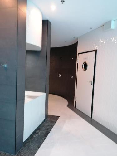 a hallway with a door in a room at Szczecin Hanza Tower APARTMENT-BASEN in Szczecin