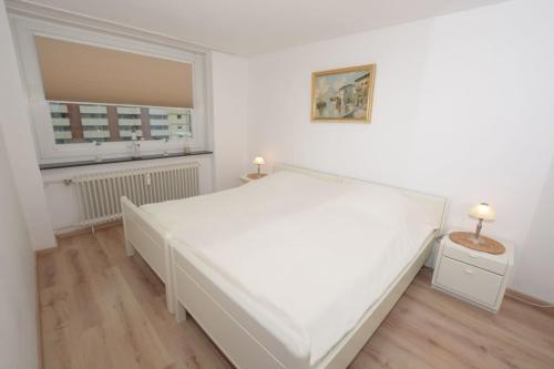 Postel nebo postele na pokoji v ubytování 14-25, Sylter Residenz, 2 Zimmer, Balkon, strandnah