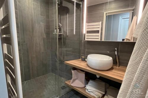 y baño con lavabo y ducha acristalada. en Le Saint-Antoine par Your Sweet Loc en Compiègne