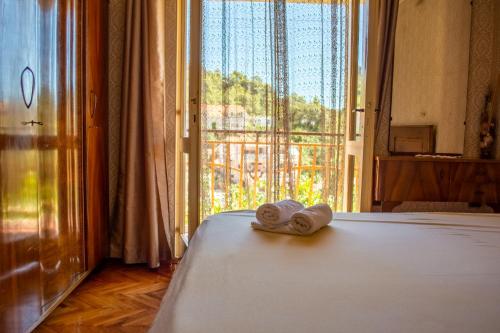 En eller flere senge i et værelse på Stone House Dioniz